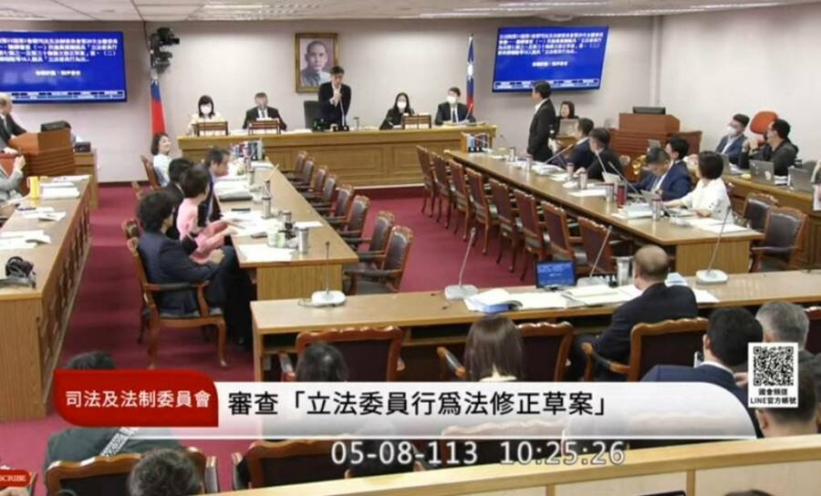 民進黨8日再度闖關黨版國會改革法案,第5次遭到國民黨散會封殺。(直播截圖)