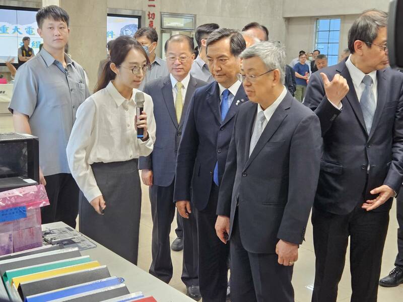 行政院長陳建仁與政委羅秉成、發言人林子倫與警政署長黃明昭等官員8日共同視察刑警局打詐成果。(Photo by 呂翔禾/台灣醒報)
