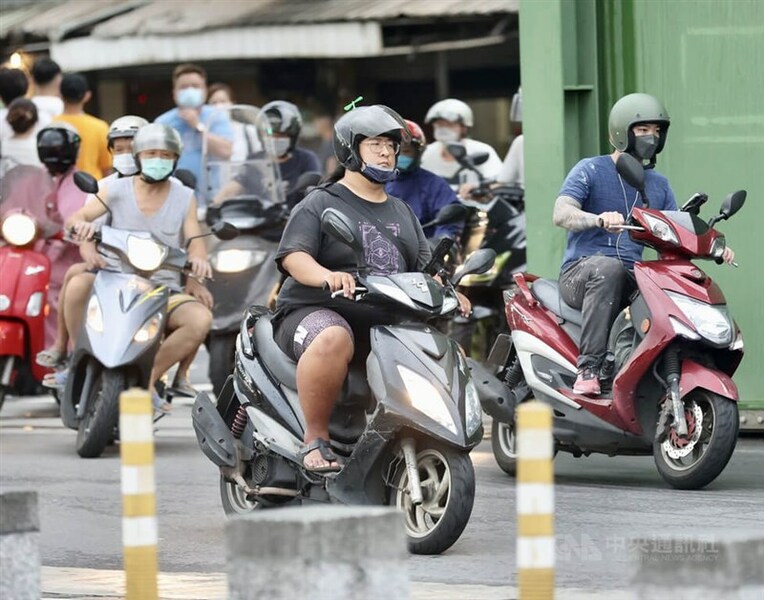 立法院14日三讀通過《道路交通管理處罰條例》部分條文修正,騎機車手持行動電話等數個交通輕微違規不開放民眾檢舉。(中央社)