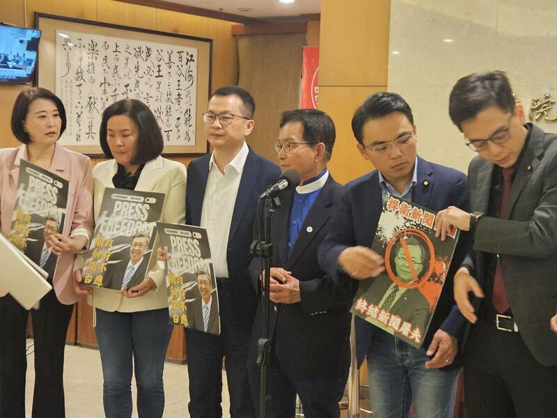 國民黨立委羅智強16日與多位藍委宣布,要修《衛星電視廣播法》,不讓NCC關新聞台。(Photo by 呂翔禾/台灣醒報)