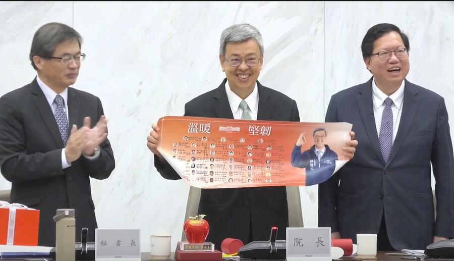 16日是陳內閣最後一次行政院會,行政院秘書長李孟諺、行政院長陳建仁與副院長鄭文燦拍照留念。(行政院影片截圖)