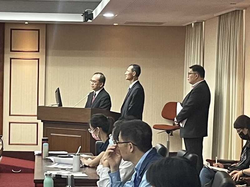 立法院交通委員會邀請交通部、經濟部官員備詢,討論自駕技術與電動大客車的議題。(Photo by 簡嘉佑/台灣醒報)