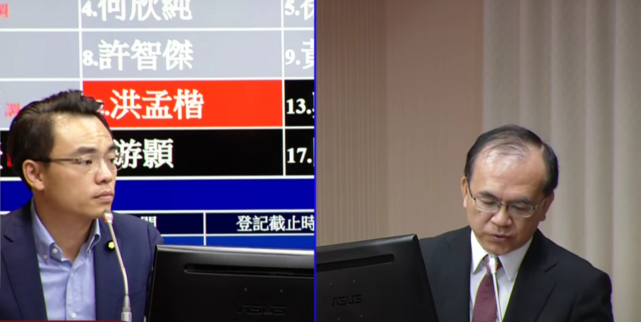 國民黨立委洪孟楷(左)20日於立法院質詢交通部次長陳彥伯(右)關於公車電動化的進度。(直播截圖)