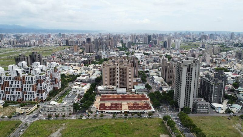 臺中市在「媽媽市長」的帶領下,幾年來各項市政建設已有「有目共睹」的表現。小市民的期望不是在人口數上與人競爭,而是快快成為世界的中心。(中央社)