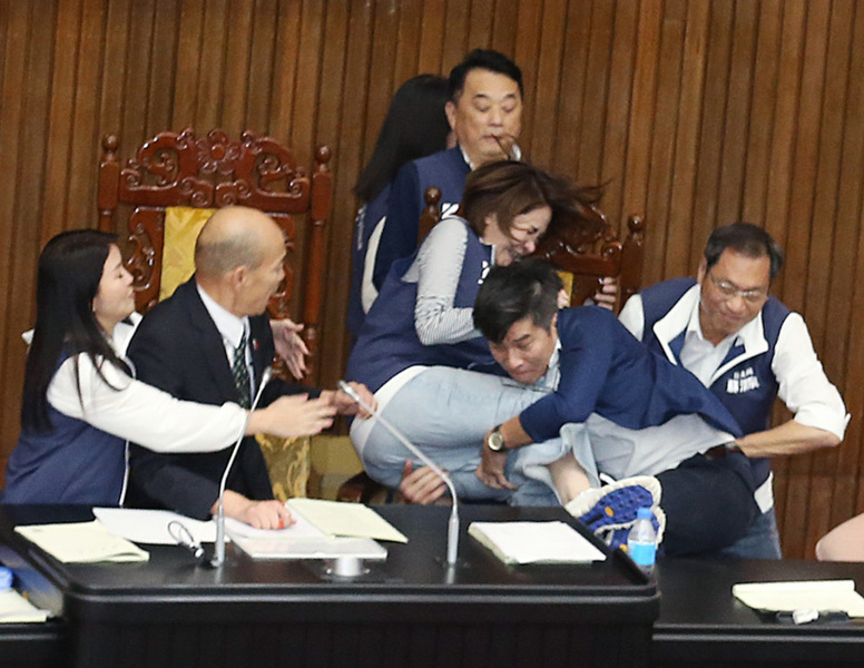 國民黨女立委陳菁徽被民進黨立委鍾佳濱撲到,陳菁徽痛斥「噁心行徑」。(陳菁徽辦公室提供)