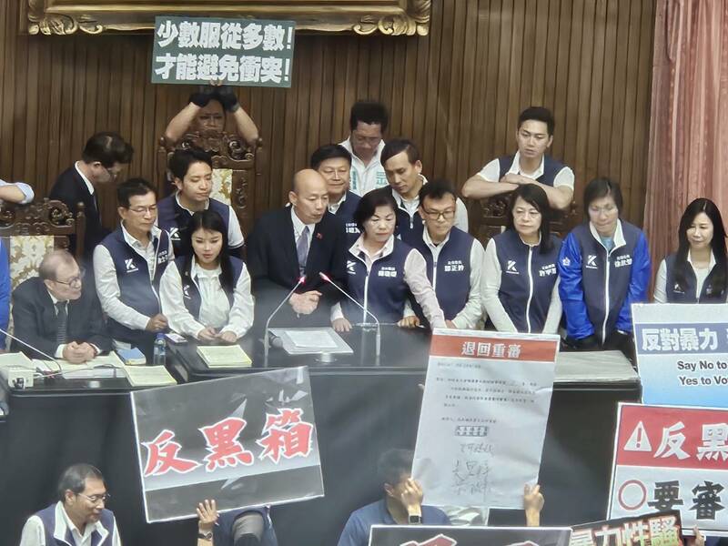 立法院21日審查國會改革法案,藍綠相互以程序對抗,經過一上午僅通過反質詢條文。(Photo by 呂翔禾/台灣醒報)