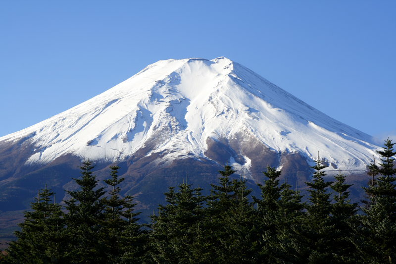 日本除了將富士山附近加設黑幕,還增加收費登山規定,盼減緩過度旅遊影響。(Wikimedia Commons)