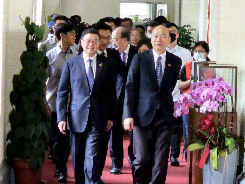 行政院長卓榮泰(左)22日禮貌性拜會立法院長韓國瑜,卓希望立法院能先處理《打詐四法》。(Photo by 呂翔禾/台灣醒報)