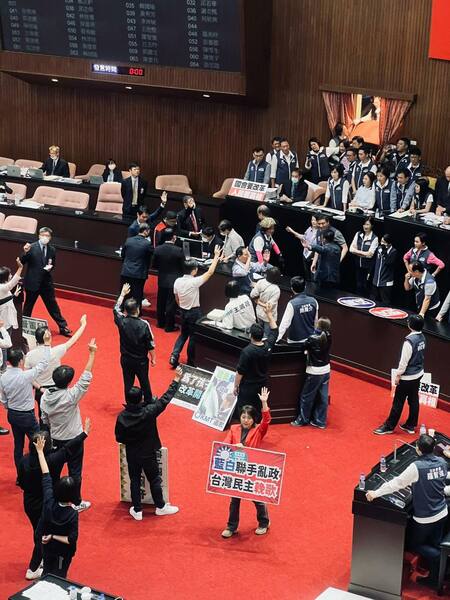 藍、白聯手通過《國會改革法》引發爭議,更引發「沒有實質討論」的抗議。(臉書截圖)