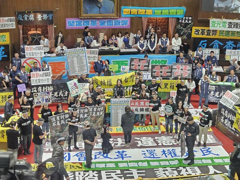 立法院28日繼續審查《立法院職權行使法》,議場開門到開會前尚未發生嚴重衝突。(Photo by 呂翔禾/台灣醒報)