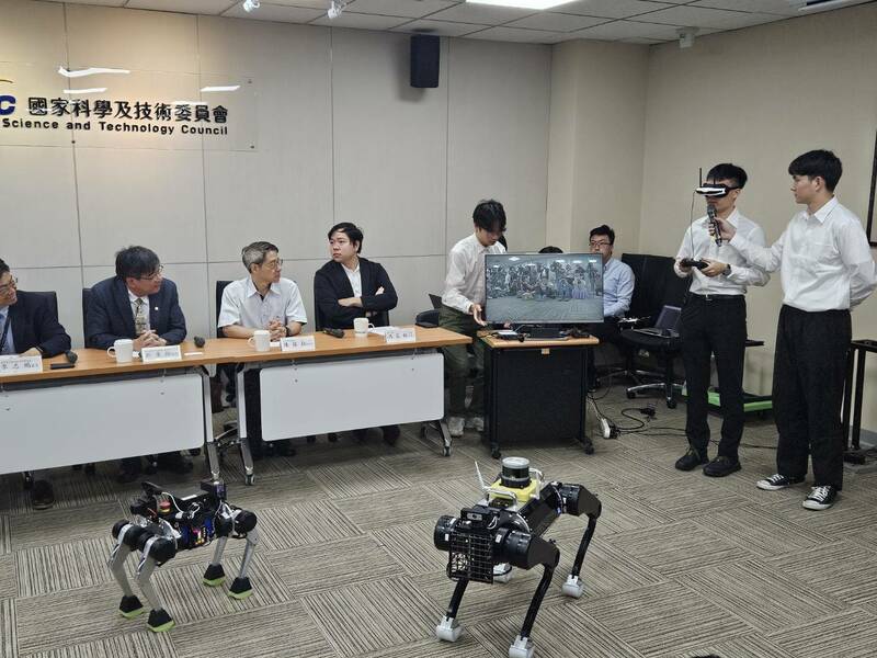 台大機械系團隊29日發表國內首個自主研發的AI機器狗。(Photo by 呂翔禾/台灣醒報)