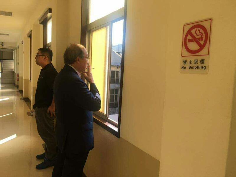 民進黨黨團總召柯建銘曾在立法院抽菸。(臉書截圖)