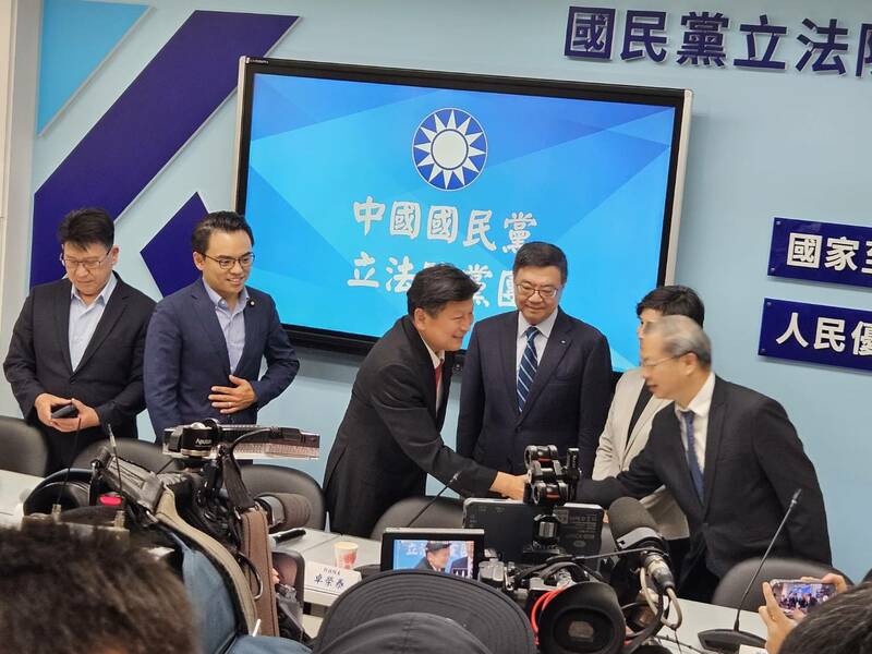 雖然賴清德與柯建銘都希望行政院提覆議,但卓榮泰卻在拜會立法院時放軟姿態,與賴柯不同調值得玩味。(Photo by 呂翔禾/台灣醒報)
