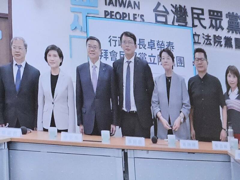 行政院長卓榮泰30日拜會民眾黨團,氣氛比上次拜會國民黨團時和緩不少,但也有些許交鋒。(Photo by 呂翔禾/台灣醒報)