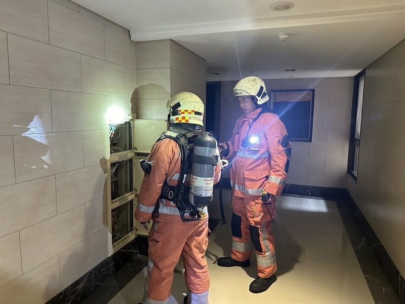 行政院長卓榮泰30日宣布,核定消防署約260億元的長期計畫,增購外勤消防人員個人救災裝備。(中央社)