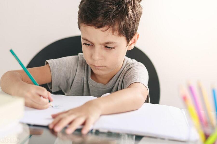 孩子的老師針對上課不專心的學生罰寫千遍,家長投訴處罰過當。(網路截圖)
