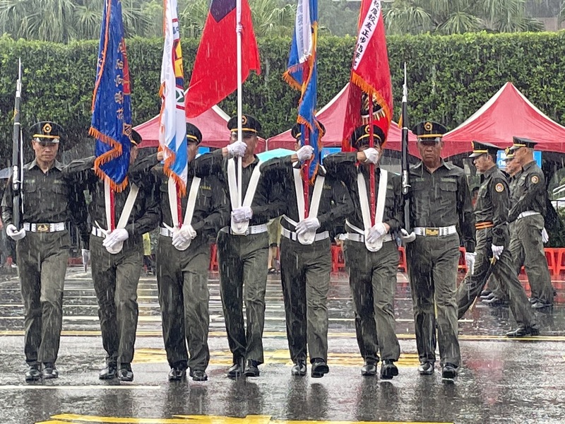 黃埔校友們2日穿著濡濕的軍服,揮舞著軍刀、踢著正步、高唱國歌。(Photo by 簡嘉佑/台灣醒報)