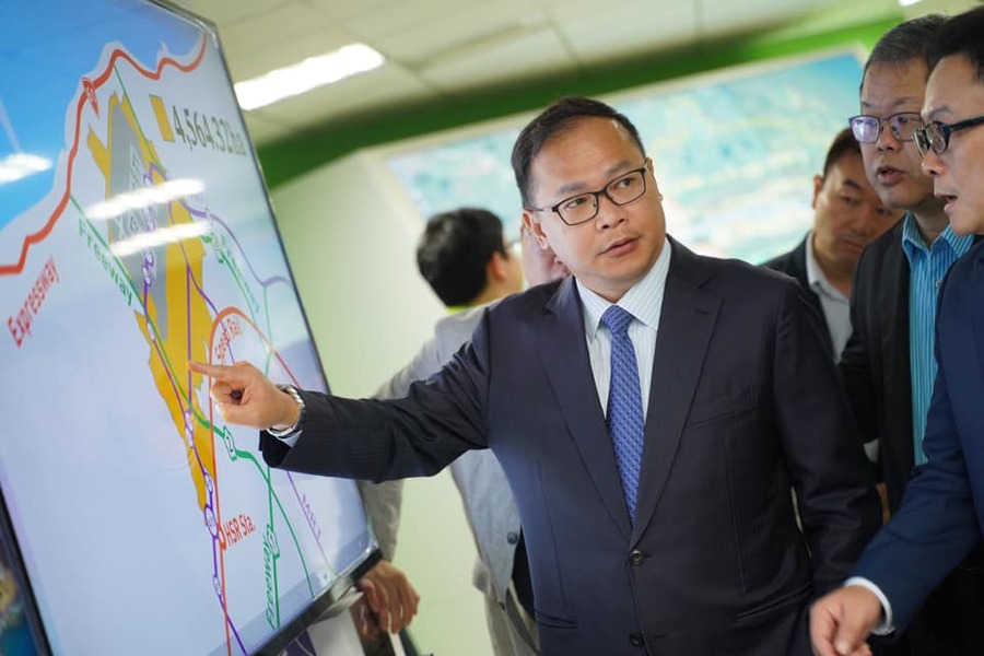 民進黨政策會執行長王義川2日在節目改口稱,兩場遊行群眾不同的結論看影片直播、用膝蓋想就知道了。(王義川臉書)