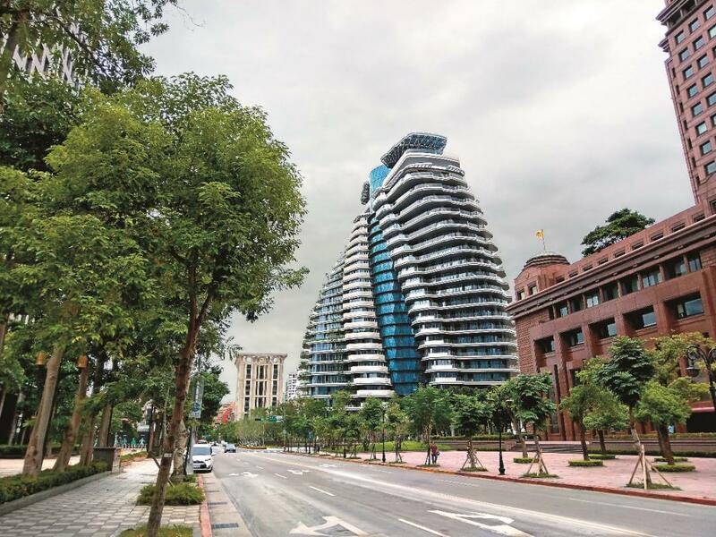 台北信義區,有一棟螺旋造型外觀的豪宅,號稱:垂直森林,主打整棟綠色覆蓋率達246%。總共只有40戶,每戶喊價10億元起跳,每坪近乎350萬。 (網路截圖)