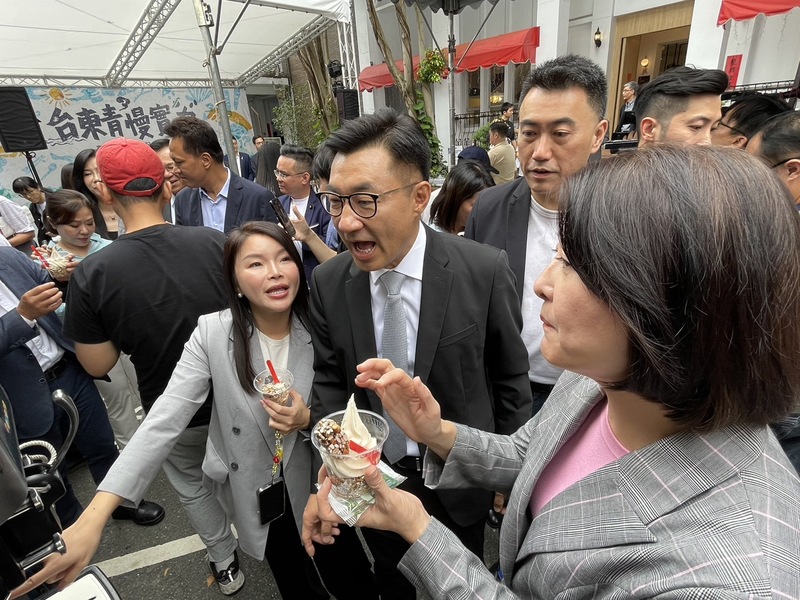 業者「長濱一號」則將長濱種植的米磨成粉,混合鮮乳製作成冰淇淋,搭配上米果增添口感,受到不少立委歡迎。(Photo by 簡嘉佑/台灣醒報)