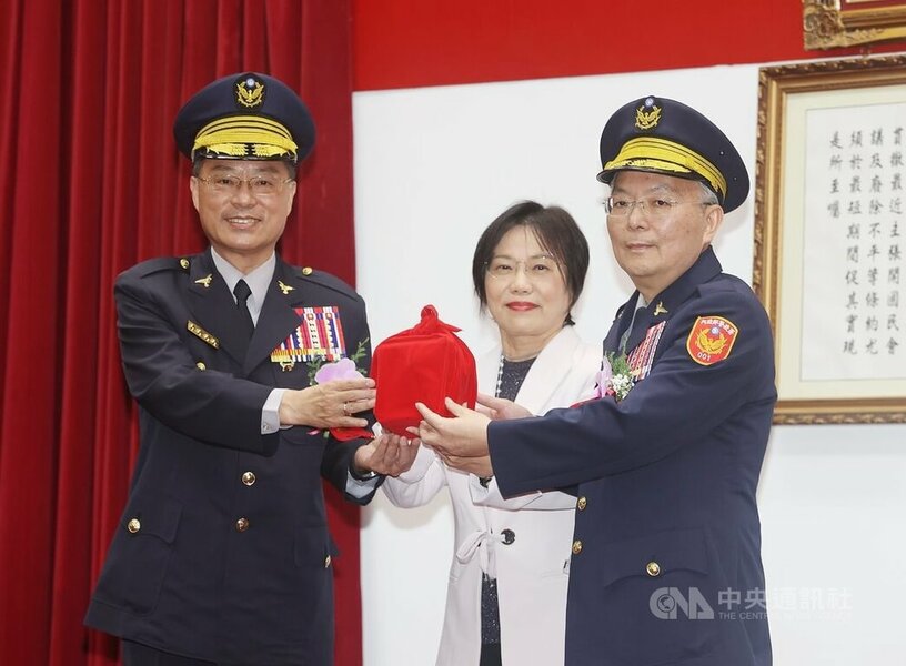 新任警政署長就職後,透過社群媒體表示「將通盤檢討疊床架屋的警政業務,讓警察工作更精簡、更有效率」。(中央社)