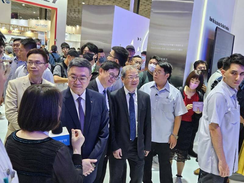 行政院長卓榮泰(前左2) 6 日在多位官員與企業家陪同下,參訪國際電腦展。(Photo by 呂翔禾/台灣醒報)