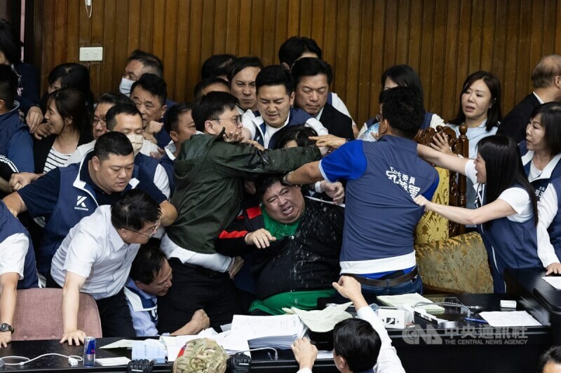 行政院6日提出覆議,政治學界擔心未來局勢更加動盪,法學界則盼藍白能轉而支持覆議,停止國會擴權。(中央社)