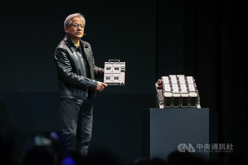 人工智慧(AI)晶片設計大廠輝達(NVIDIA)執行長黃仁勳在台北發表大談人工智慧。(中央社)
