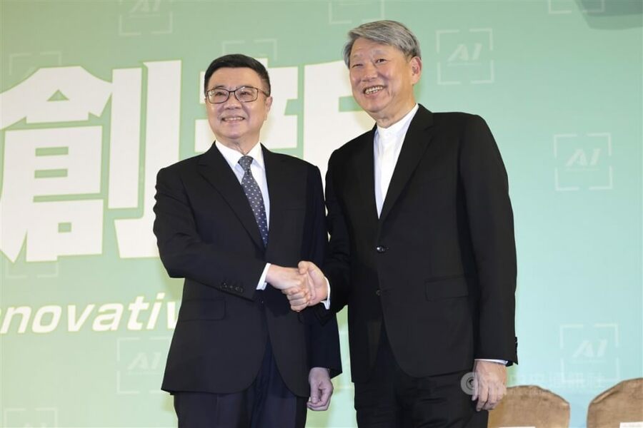 賴清德上台之初,行政院與經濟部有關核能的說法一變再變,但始終無法減緩民眾對缺電的擔憂。圖為行政院長卓榮泰與經濟部長郭智輝(中央社)