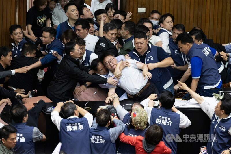 針對國會改革的釋憲狀況,學者擔心若提出釋憲恐讓立院人事權審查受阻,或是提出「暫時處分」加劇朝野對立。(中央社)