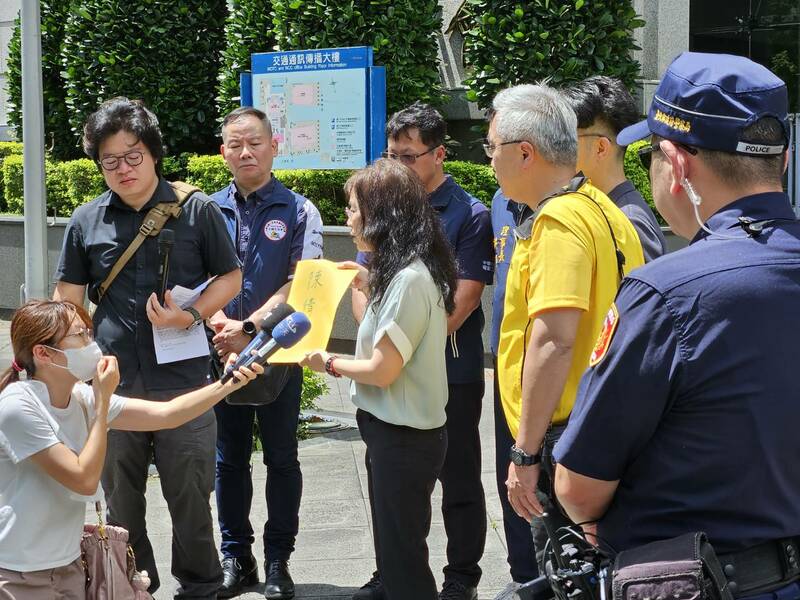 路權團體12日到交通部門口抗議,盼新政府與民團速對話。(Photo by 呂翔禾/台灣醒報)