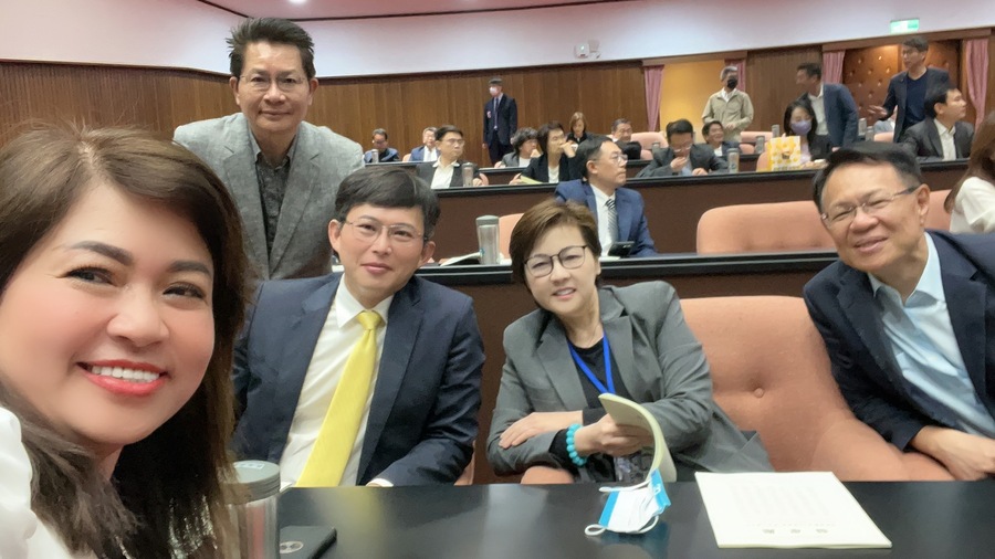 選民期待民眾黨扮演關鍵少數,但如今民眾黨在國會議事與投票的行為,似乎讓小草們開始有了疑慮。(台灣民眾黨臉書)