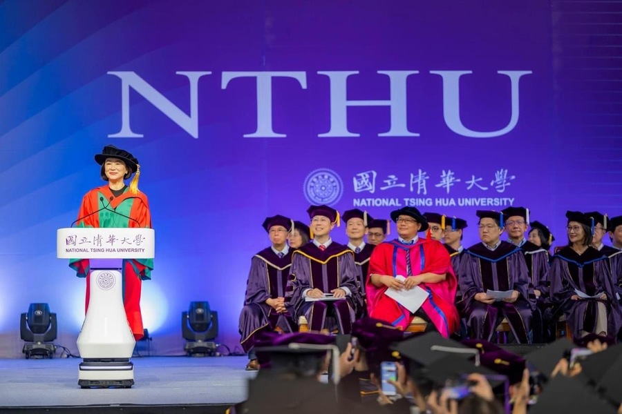 母校國立清華大學6/15 舉行畢業典禮,特別邀請我們那年代國際巨星林青霞來做keynote speaker,掀起一股討論的旋風熱潮。(網路截圖)