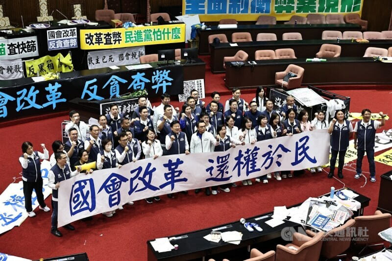 近日多民調顯示民眾支持政院覆議國會改革法案,但這並非代表支持民進黨。(中央社)