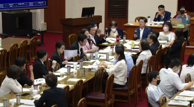 立法院19日審查《財劃法》修正案,財政部盼有更多時間研擬政院版本,但三黨想法各異。(直播截圖)