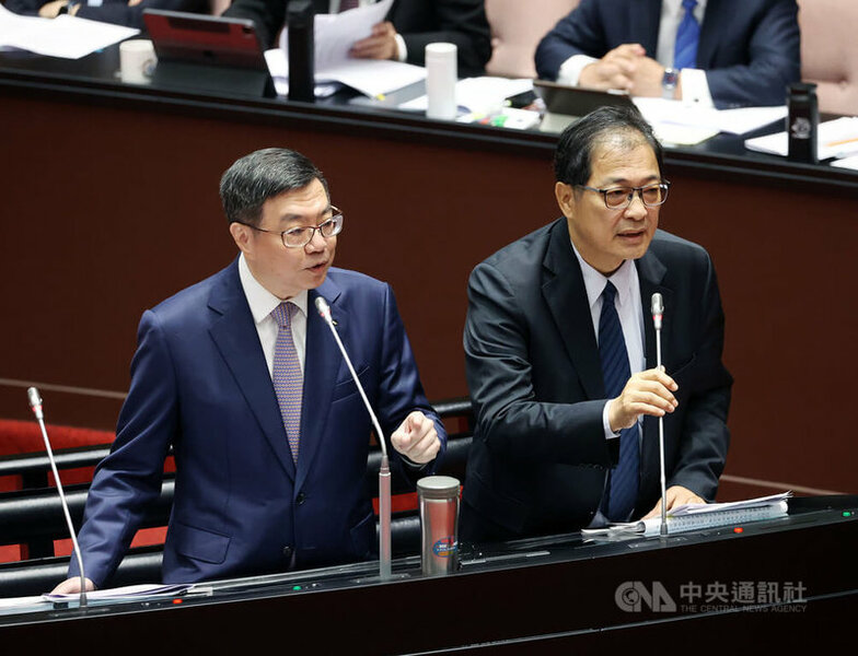 行政院長卓榮泰到國會就覆議國會改革案進行備詢,與藍白總召在質詢上多有火藥味。右為法務部長鄭銘謙(中央社)