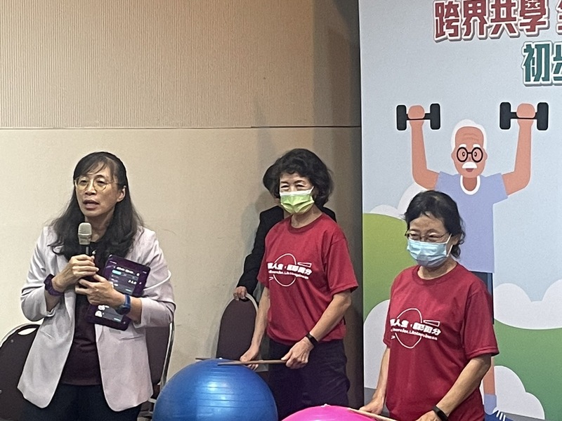 成大首創「台灣社區跨專業安全駕駛系列課程」,成大體育健康與休閒研究所教授林麗娟(左一)20日帶著長者示範運動過程。(Photo by 簡嘉佑/台灣醒報)