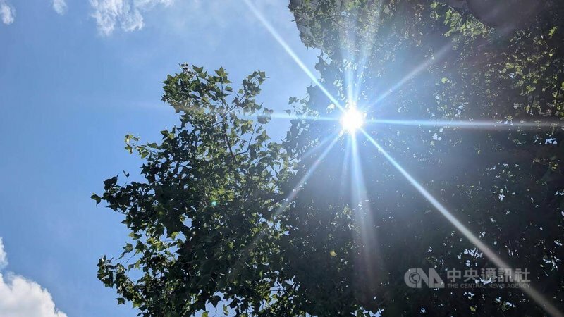 天氣風險預報員吳聖宇指出,未來一週高溫都可能達35度,且有午後熱陣雨。(中央社)