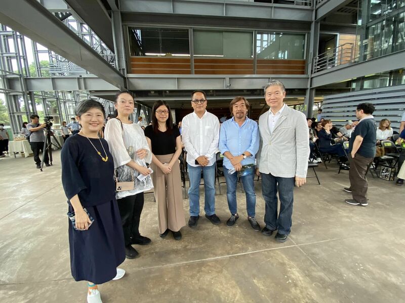 左起:前高美館長李玉玲、藝術家柳美和、國美館長陳貺怡、生活美學基金會董事長彭俊亨、藝術家莊普、春之藝術基金會董事長侯玉書。(作者提供)