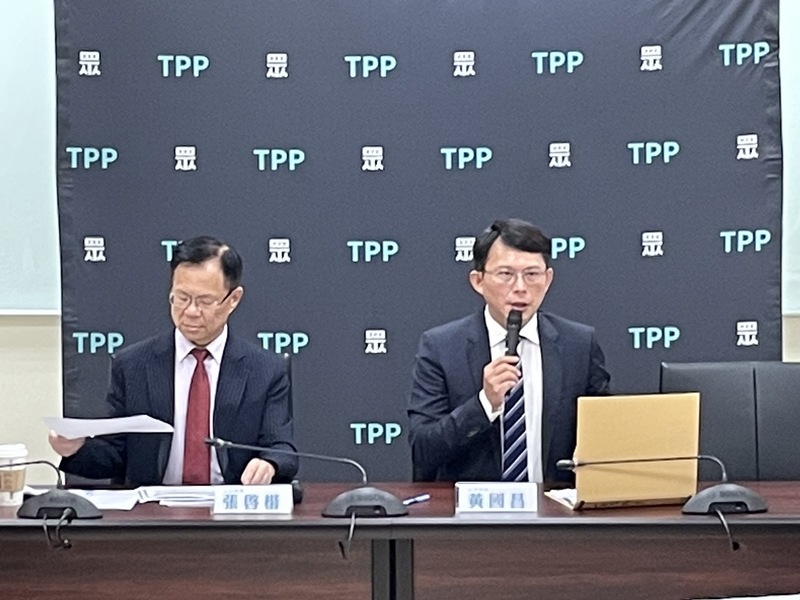 民眾黨立委張啟楷(左)、民眾黨立委黃國昌(右)24日召開記者會揭露農業部與超思的複雜關係。(Photo by 簡嘉佑/台灣醒報)