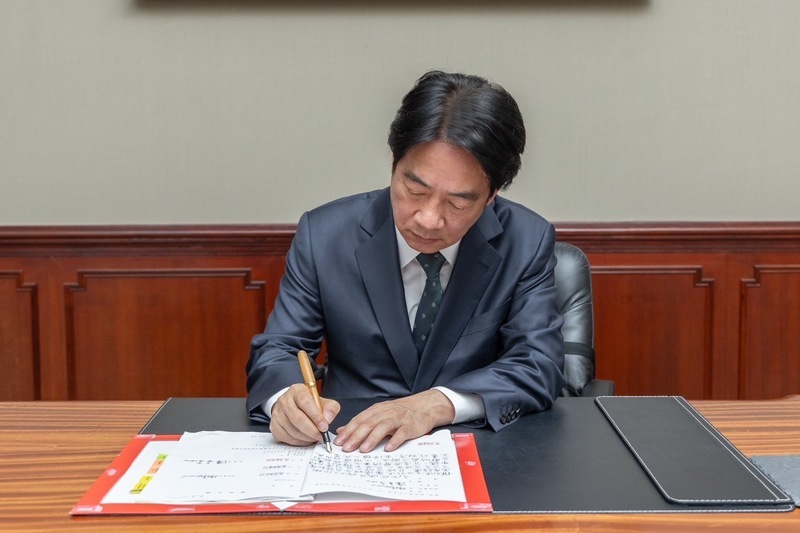 總統賴清德24日簽署立法院覆議案咨文並加註意見。(中央社)