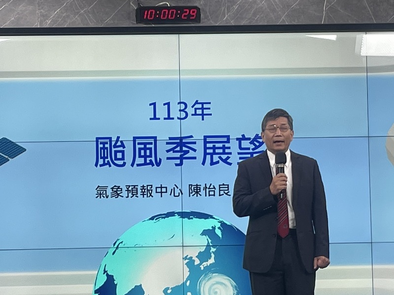 中央氣象署署長程家平25日於記者會時指出,民眾對颱風的態度既期待又怕受傷害。(Photo by 簡嘉佑/台灣醒報)