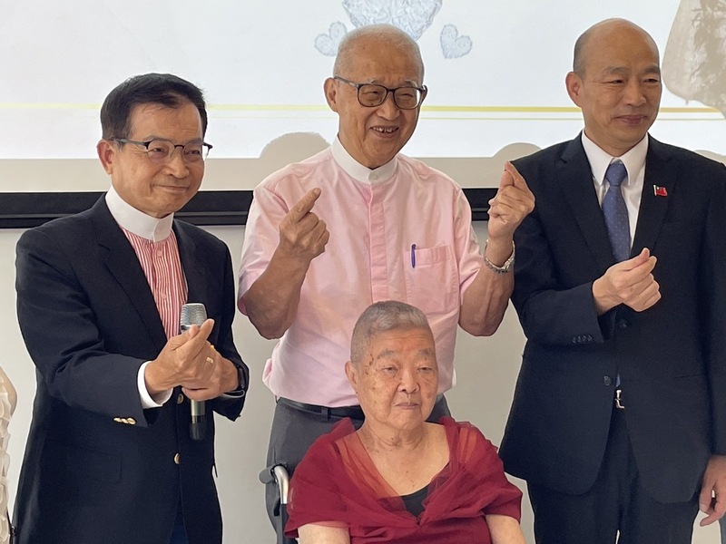 前監察院長王建煊(中後)與妻子(中前)歡慶60週年的鑽石婚,立法院長韓國瑜(右)26日到現場致詞。(Photo by 簡嘉佑/台灣醒報)