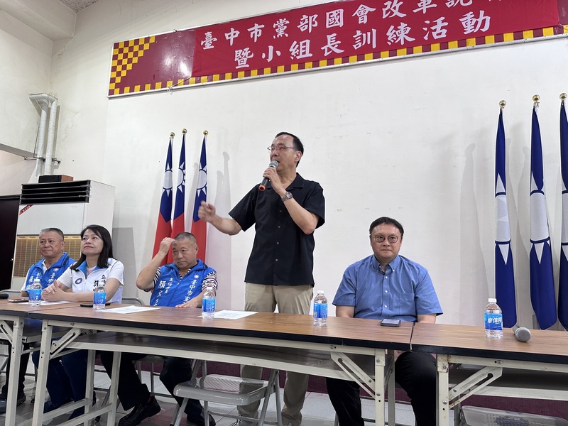藍綠兩黨都透過周末向民眾宣講近日政治攻防,盼爭取更多人支持。(國民黨提供)