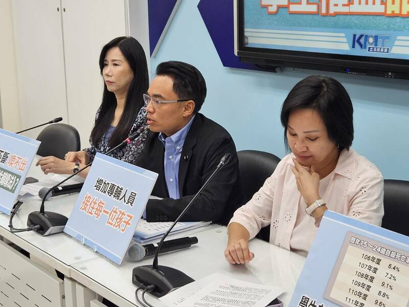 國民黨立委萬美玲、洪孟楷與柯志恩1日呼籲行政院儘速將院版《學生輔導法》送到立法院審議,增加學校輔導人力。(Photo by 呂翔禾/台灣醒報)