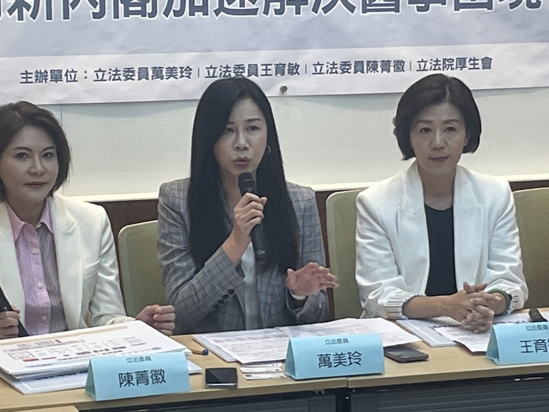 國民黨立委們2日召開記者會指出,目前新冠疫情出現重燃的跡象,但護理人力卻持續告缺。(Photo by 簡嘉佑/台灣醒報)