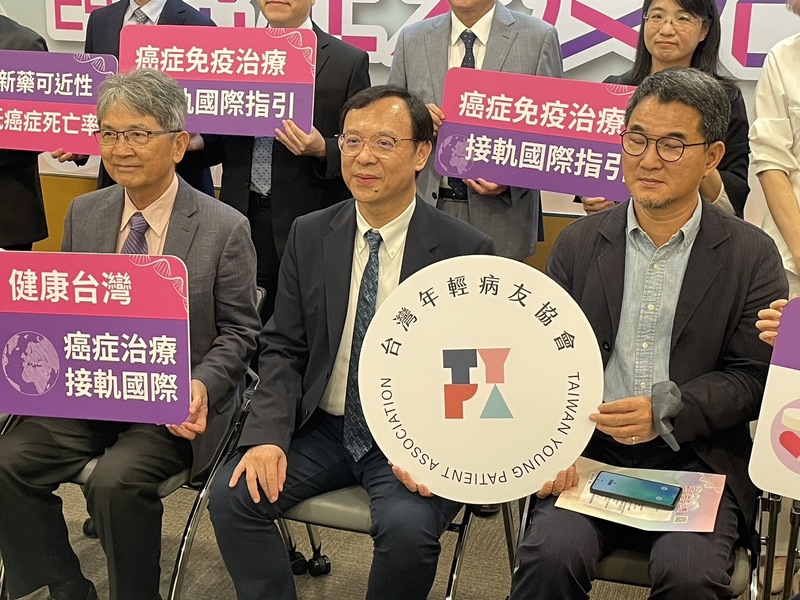 健保署長石崇良(中)2日於「癌症免疫治療」論壇表示,會透過擴大癌症新藥基金,加速藥物評估與縮短臨床適用時間,加速癌症新藥適用。(Photo by 簡嘉佑/台灣醒報)