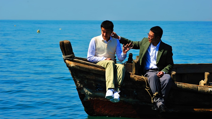 李連杰和文章主演的《海洋天堂》故事描述一位罹患肝癌末期的父親,本想帶著自閉症的兒子一起投海自盡,計劃失敗後,決定好好生存下去。(網路截圖)