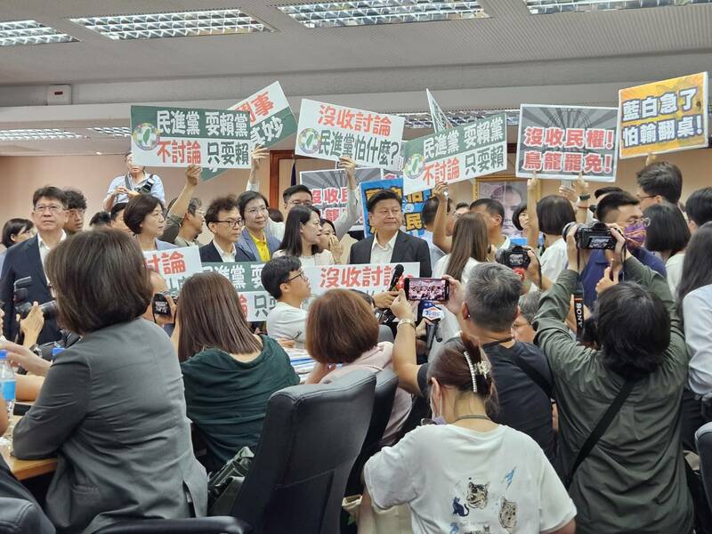 民進黨立委4日在內政委員會霸占主席台,國民黨立委與其對峙,爆發推擠衝突。(Photo by 呂翔禾/台灣醒報)
