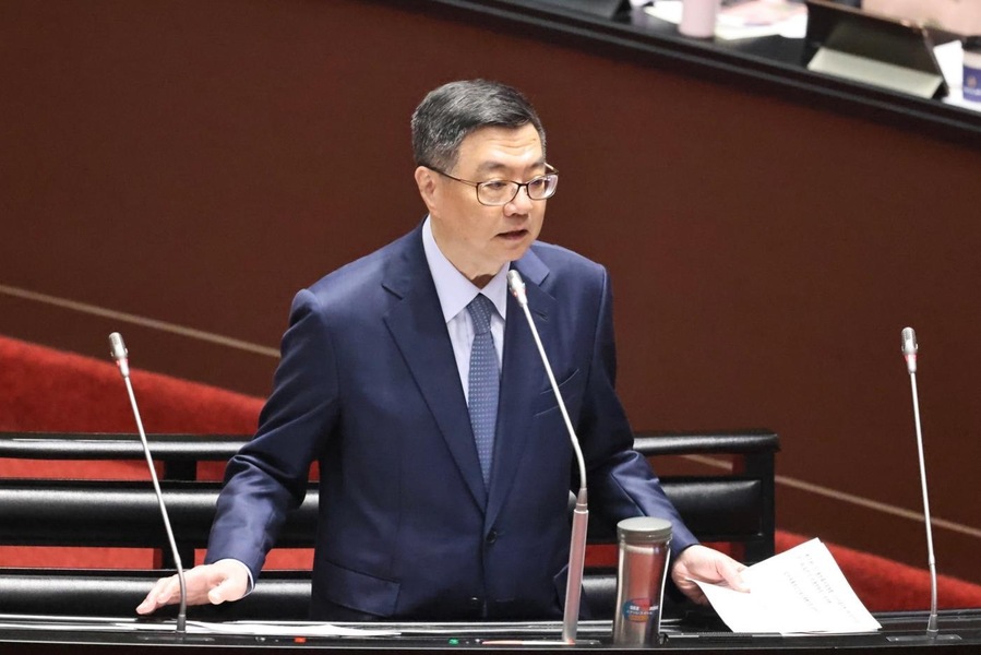 卓榮泰在行政院會中臨時做出裁示說,今年經濟有望成長3.94%,因此明年度全國軍公教薪資待遇會朝合理方向調整。(中央社)